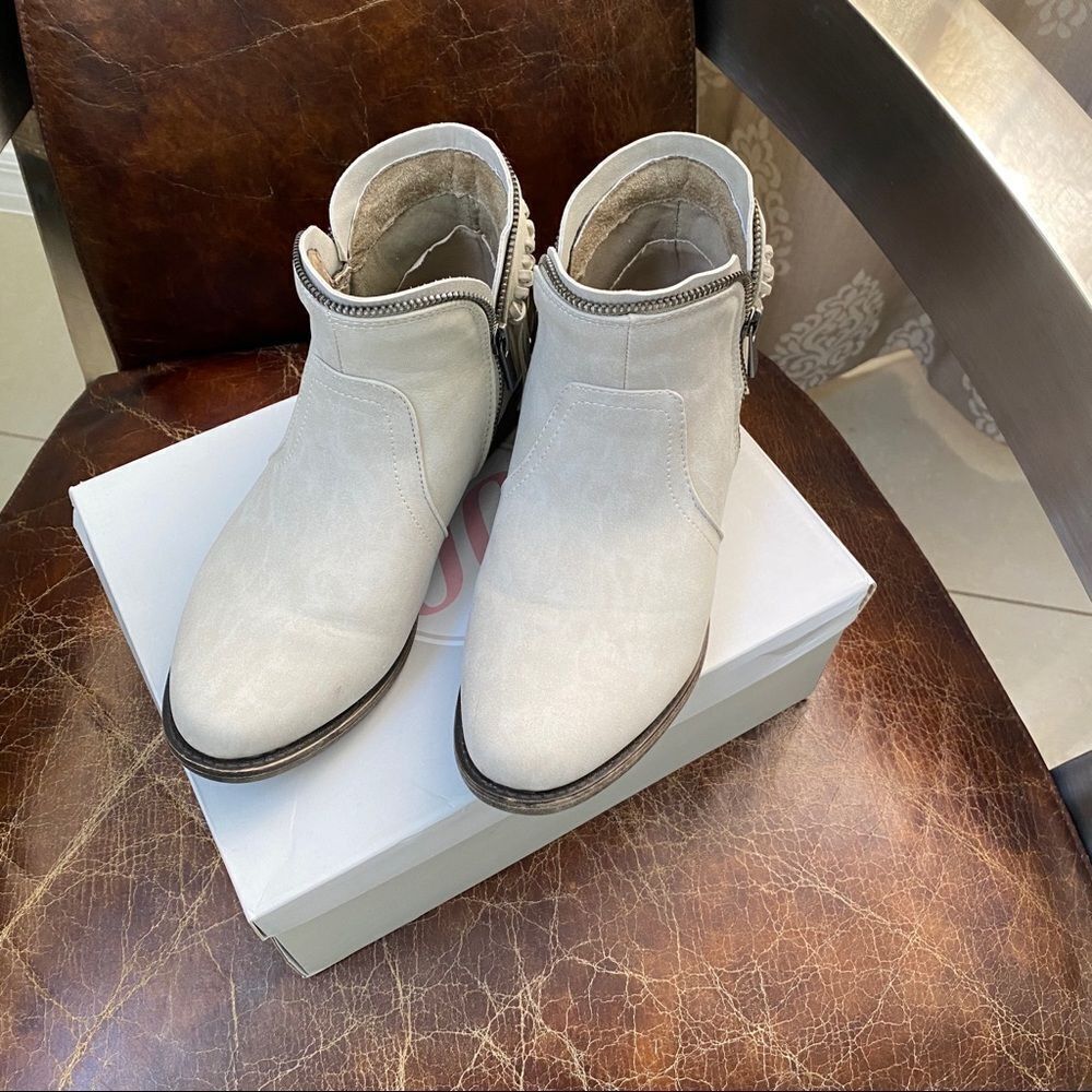 Journee Collection ivory fringe ankle boots 71/2 - Picture 2 of 8
